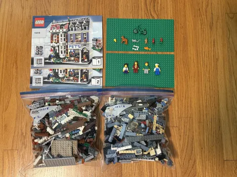 LEGO 10218 Pet Shop Excellent Condition with Manual and Minifigures, No Box
