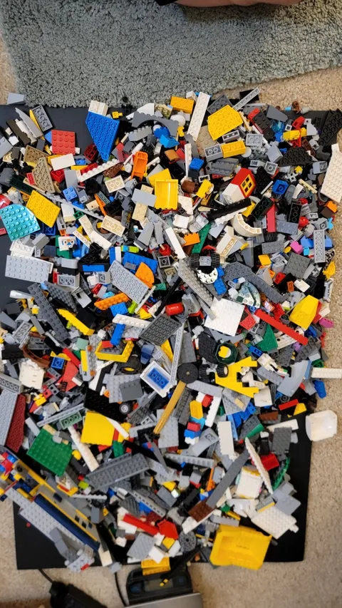 9.4 lbs Lot of Assorted LEGOS (Bricks, Pieces and Parts) #E