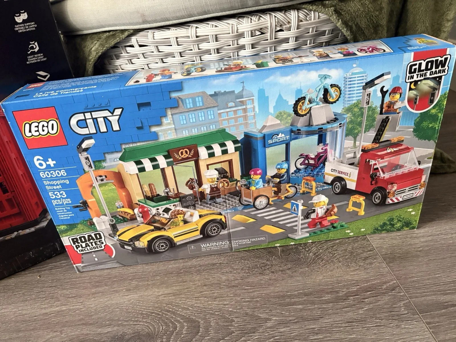 LEGO City Shopping Street 60306 Set 533 pcs Glow in the Dark Age 6+