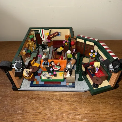 LEGO Friends The Television Series: Central Perk Set #21319 (Complete) No Box