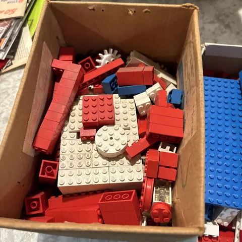 2 Lbs Of Vintagr red white and blue Lego lot W1