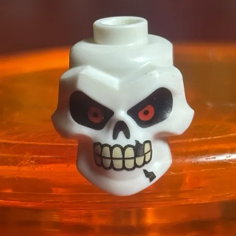 Lego New White Minifigure Head Skeleton Skull Red Eyes Cracks Missing Tooth