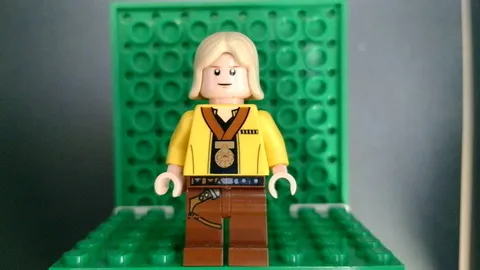 LEGO Star Wars Luke Skywalker Celebration Minifigure sw0257a Yellow Jacket Medal
