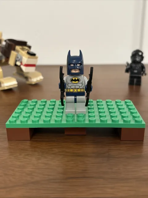 Lego DC Batman Blue Cape Minifigure Light Bluish Gray Suit Batman II "NO CAPE"