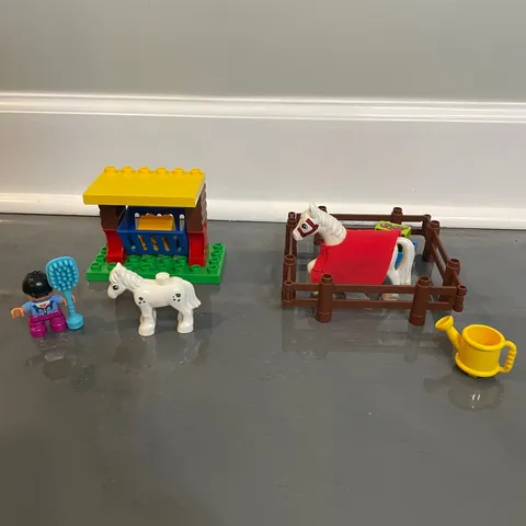 LEGO Duplo 10806 Horse Set Stable Farm White Ponies Rider Accessories Equestrian