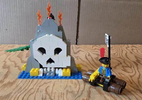 LEGO set 6248, Pirates Volcano Island, USED