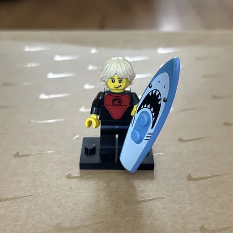 Lego Pro Surfer Minifigure Series 17 with Surfboard