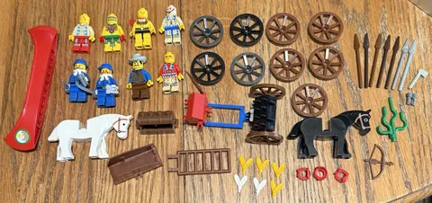Lot Of 8 Vintage LEGO Western Native American Indians & soldiers & Horses + acc
