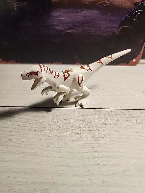 LEGO White Atrociraptor Dinosaur Minifigure Jurassic World from 76945