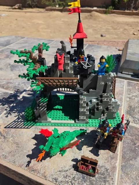 LEGO Castle:1993 Dark Dragon's Den (6076) Missing Flags & Shields