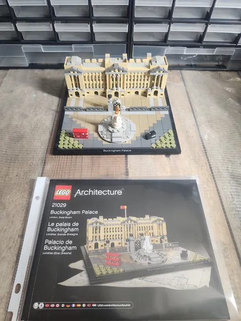LEGO Architecture Buckingham Palace Set 21029 With Manual (fully built)