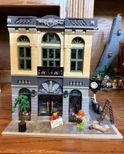 LEGO Brick Bank (10251) Complete Set w/ instructions No Box. Sun damage