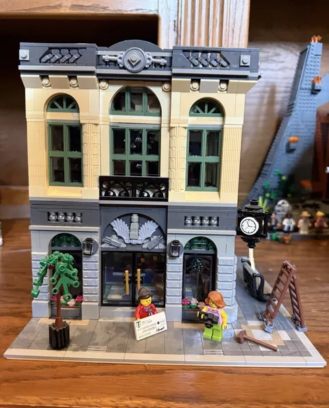 LEGO Brick Bank (10251) Complete Set w/ instructions No Box. Sun damage