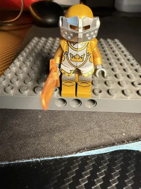 LEGO® Castle Gold Knight Minifigure Fantasy Era Golden Minifig 7079 cas415