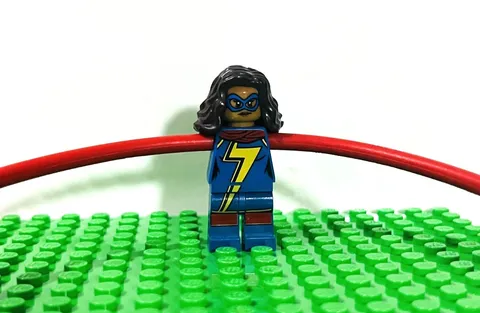 LEGO Ms Marvel sh0375 Minifigure Kamala Khan Arms w Fists Super Heroes 76076