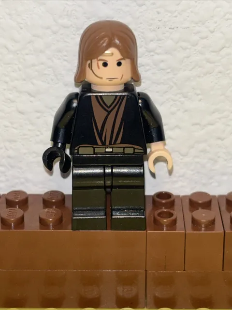 LEGO Star Wars Minifigure sw0120 Anakin Skywalker with a black right hand.