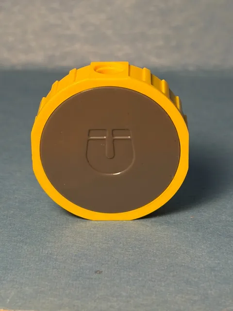 LEGO Part 65209c01 - 1x Yellow Magnet Brick, Round 4 x 4 x 2 with 3 Pin Holes