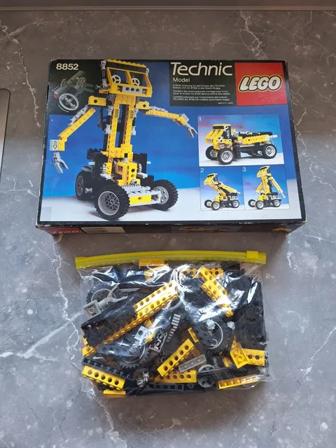 Vintage Lego Technic 8852 Robot 100% complete + original box 1987!