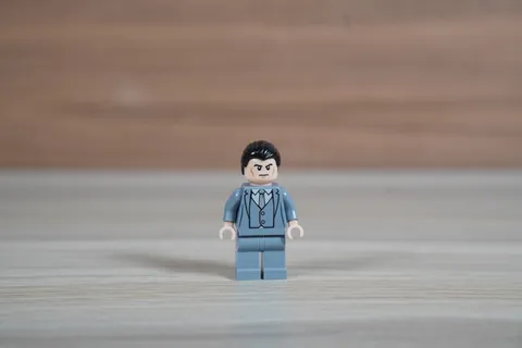 LEGO Super Heroes - Bruce Wayne Sand Blue Suit (sh0026) Minifigure no cracks