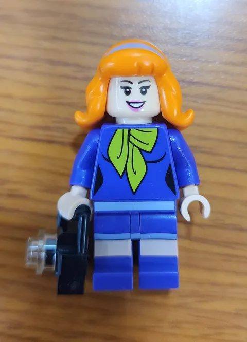 LEGO Scooby-Doo Daphne Blake Minifigure w/ Camara, Set #75904 **Ships Fast**
