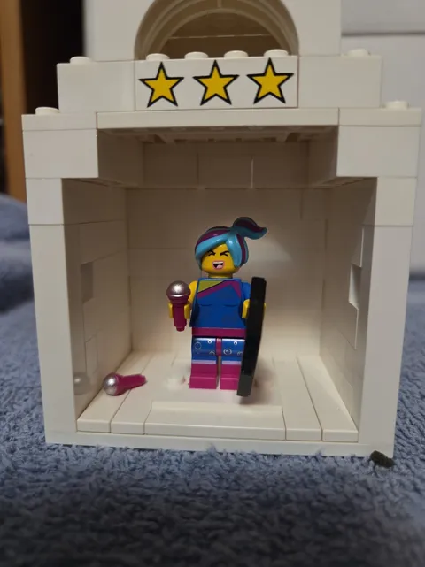 Lego MiniFigure FLASHBACK LUCY  The Lego Movie 2 Series    71023 Preowned