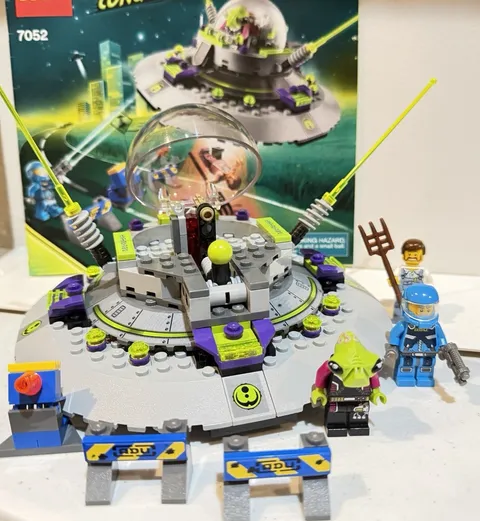 Alien Conquest UFO Abduction 7052 Lego Set 2011