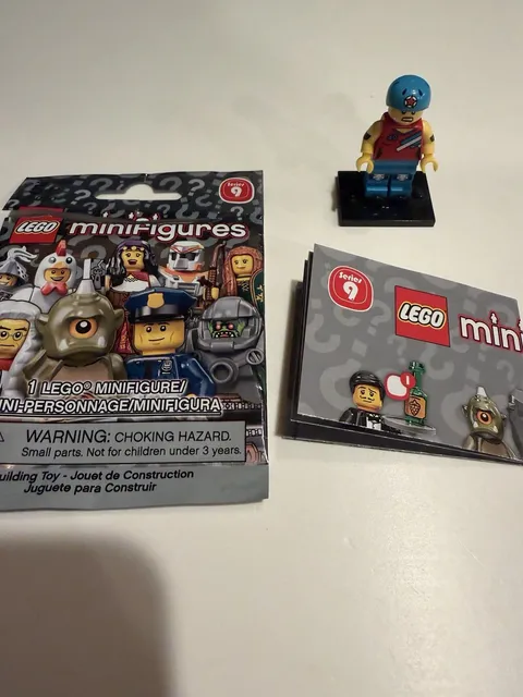 Lego Minifigure Series 9 Roller Derby Girl (71000)