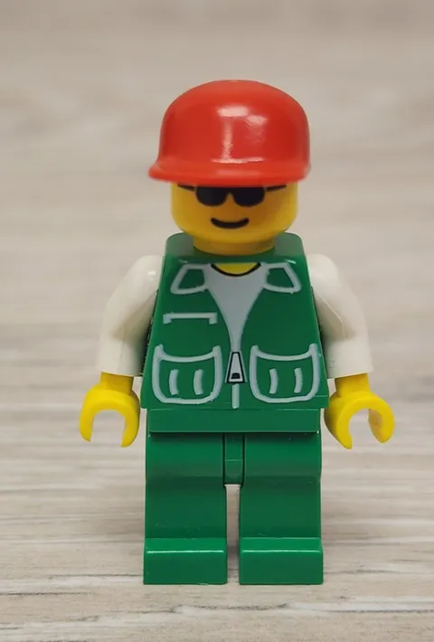 Lego pck017 Jacket Green 2 Large Pockets Legs Red Cap Sunglasses Minifigure