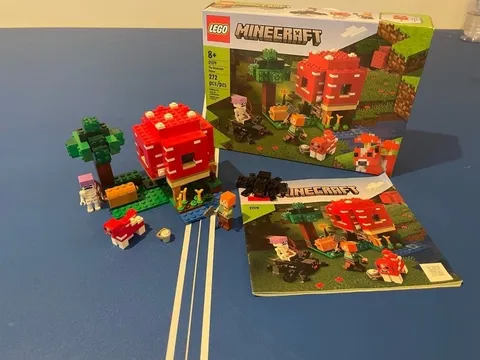 LEGO Minecraft: The Mushroom House (21179) 100% Complete with Box
