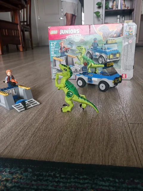 LEGO 10757 Juniors Raptor Rescue Truck Jurassic World