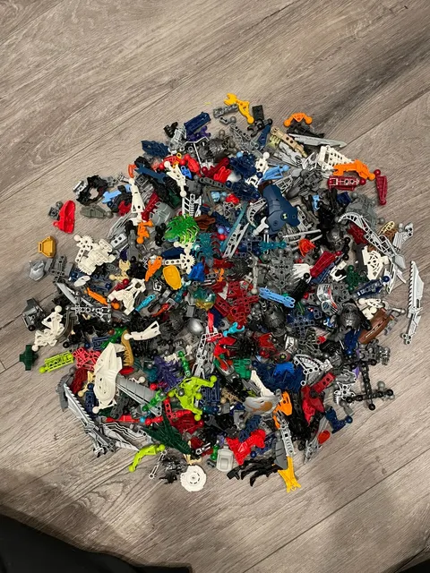 BIG Lot Of LEGO Bionicles, 500+ pcs, ~3.8lbs. tons of RARE masks/weapons