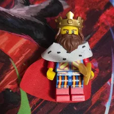 LEGO Classic King Minifigure w/ Crown Red Cape & Gold Sword MINIFIGURES