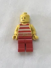1989 Lego Pirate Minifigure (pi046) - No Hair Red & White Shirt Red Pants