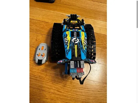LEGO TECHNIC: RC Tracked Racer (42065)