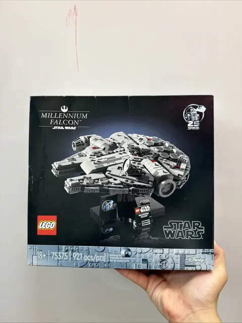 LEGO Star Wars Millennium Falcon 75375, 921 Pieces, 18+, Stand, Box