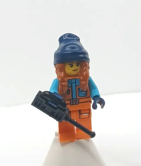 LEGO Arctic Explorer female with cap  & Radio City Town minifigure