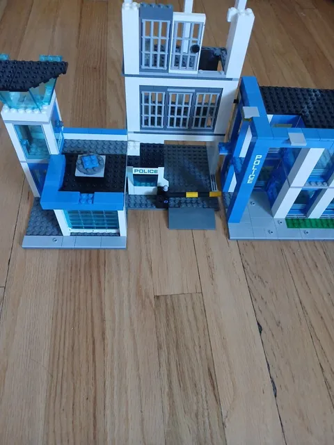 LEGO City: Police Station Rare Discontinued. READ DESC