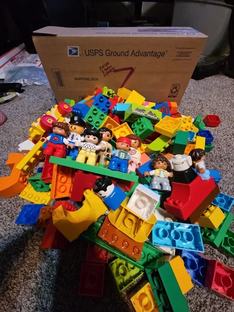 7 - LEGO Duplo mixed lot 200 pieces, 2 trains, and 10 figures