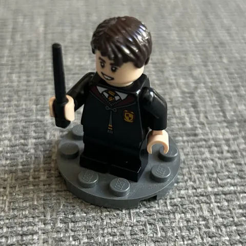 Lego New Neville Longbottom Gryffindor Robe Clasped Harry Potter Minifigure