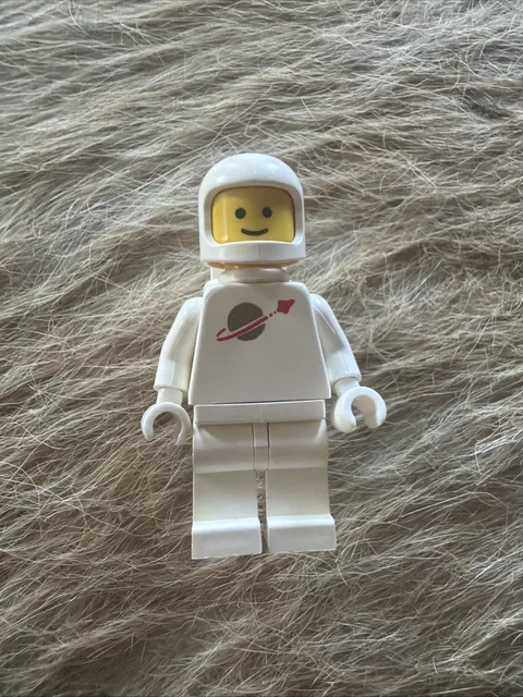LEGO CLASSIC WHITE SPACEMAN MINIFIGURE Astronaut w/Air Tanks On Used