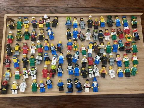 Vintage 90s LEGO Minifigure Lot (95+ Minifigures) Castle, Space, et cetera