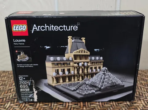LEGO Architecture Louvre #21024 Landmark Series Complete 695 Pieces *Box Damage