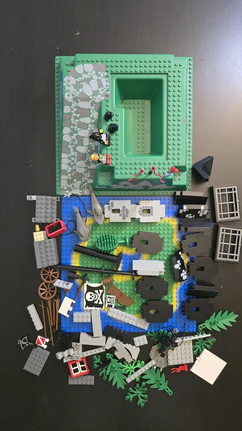 Vintage LEGO Pirates Castle Parts & Baseplates Lot - As Is 1989