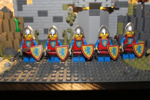 LEGO Lion Knights Castle Pack Of 5 With Yellow Shields And Blue Shields