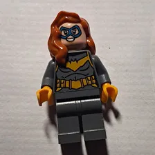 LEGO Super Heroes Batgirl Minifigure Gray Suit Yellow Bat Symbol w/ Brown Hair