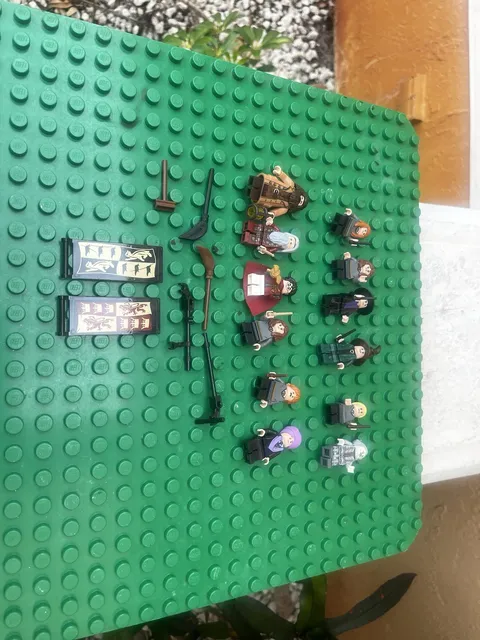 Lego Lot Of 12 Mixed, Minifigures And Other Pieces Shown In Pictures