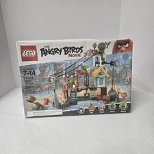 LEGO The Angry Birds Movie: Pig City Teardown (75824)