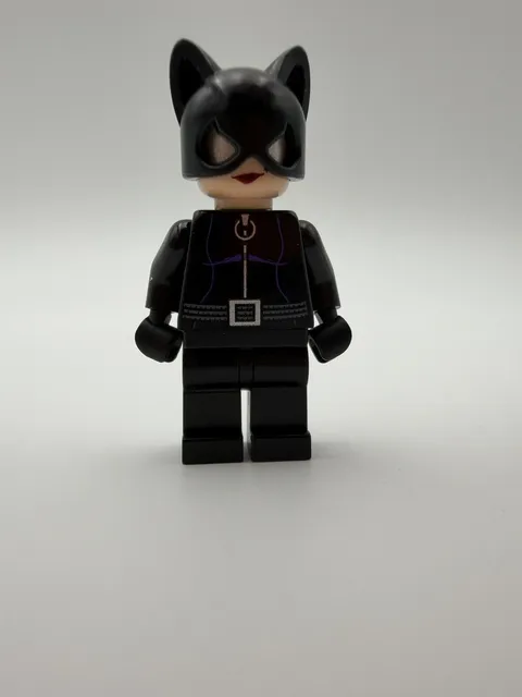2006 LEGO Batman Catwoman Minifigure Black Suit Purple Trim Lips bat003 READ DES