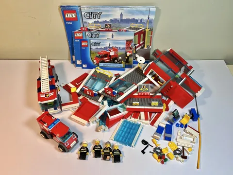 NO BASEPLATES, LEGO CITY 2009 Fire Station Set #7208 Read Description