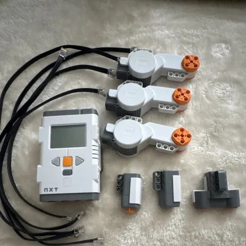 LEGO MINDSTORMS NXT 8547 Lot NXT Intelligent Brick Battery Box 3 Motors Cables